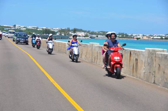 Scooter é um meio muito popular de se locomover em Bermuda